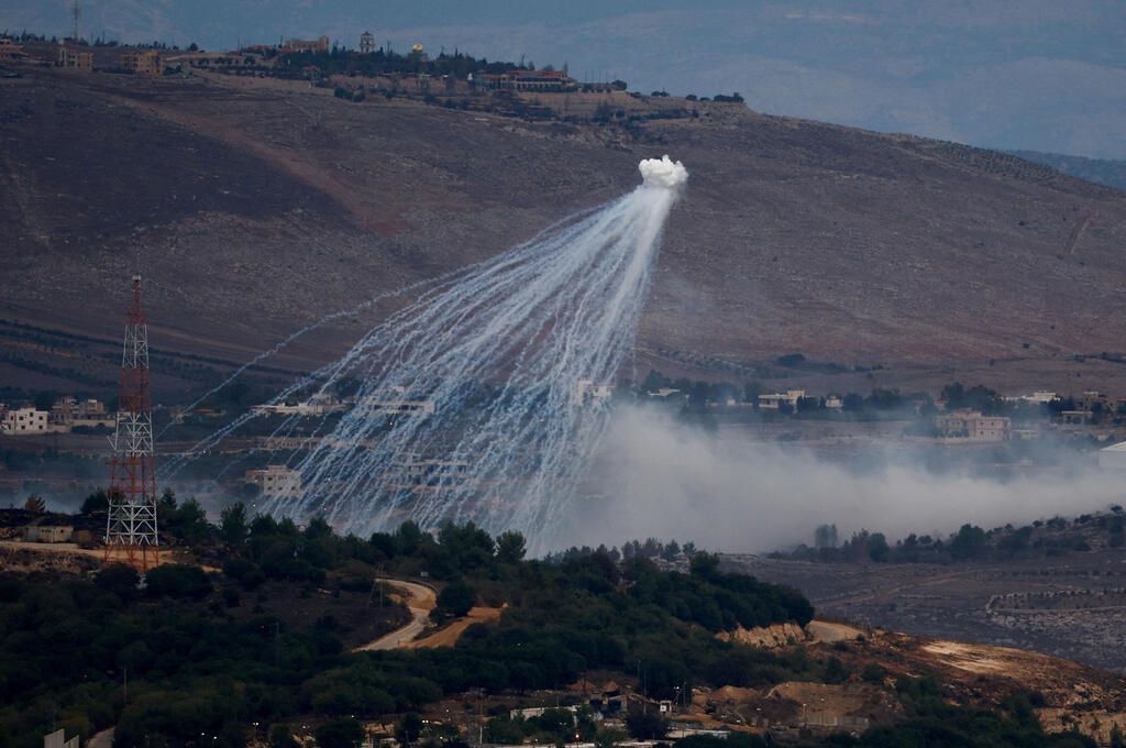 יכולות לשמש להסוואה. פצצות הזרחן (צילום: REUTERS/Evelyn Hockstein ) ארכיון 12.11 תקיפות צה"ל ב דרום לבנון