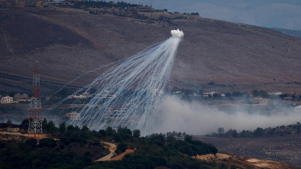 White phosphorus bombs (Photo: REUTERS/Evelyn Hockstein) ארכיון 12.11 תקיפות צה"ל ב דרום לבנון