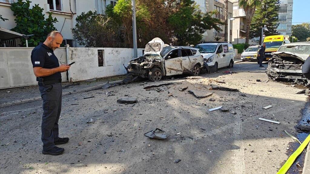 נפילת רקטה בחולון (צילום: מיקאל בוזגלו) נפילת רקטה בחולון