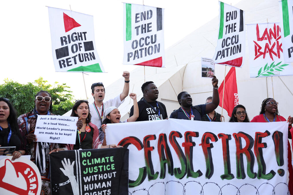 Most demonstrators can't point to Israel or Gaza on a map (Photo: Amr Alfiky, Reuters) ההפגנות נגד ישראל בדובאי נמשכות