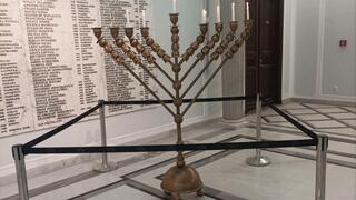 חבר פרלמנט ימני קיצוני, גז'גוש בראון, כיבה באלימות חנוכייה שהדליקו שגריר ישראל בפולין יעקב ליבנה ונציגי הקהילה היהודית