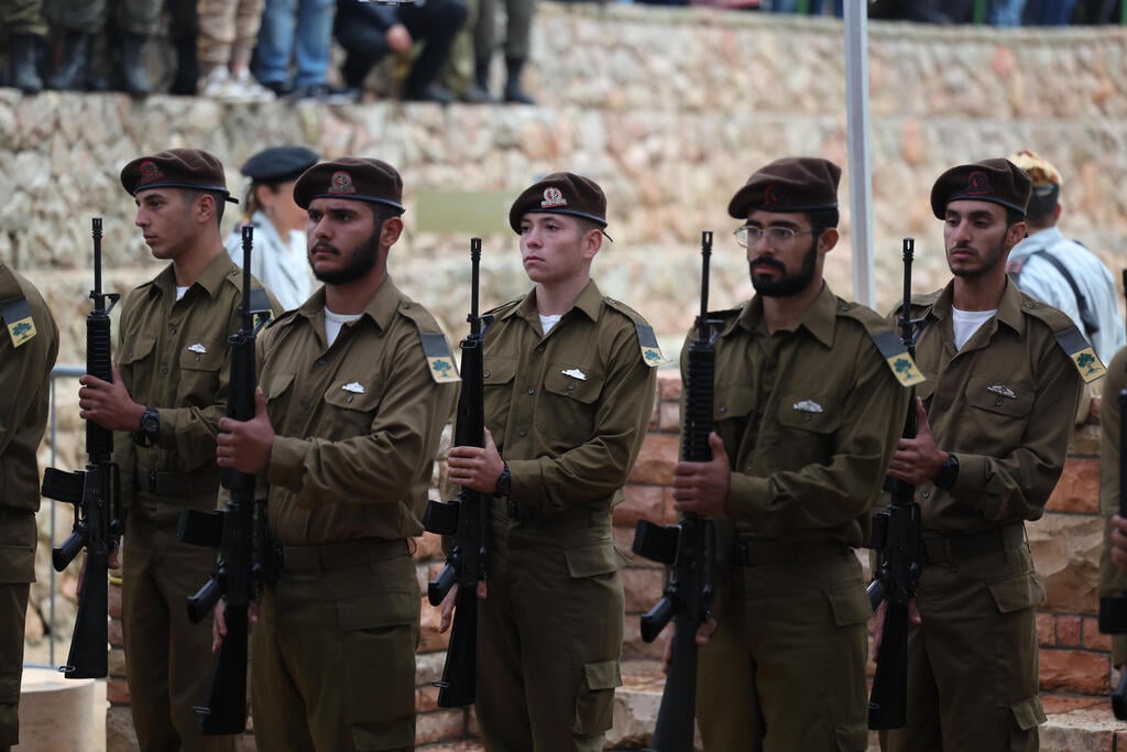 משמר הכבוד (צילום: EPA/ABIR SULTAN) הלווייתו של סא"ל תומר גרינברג ז"ל