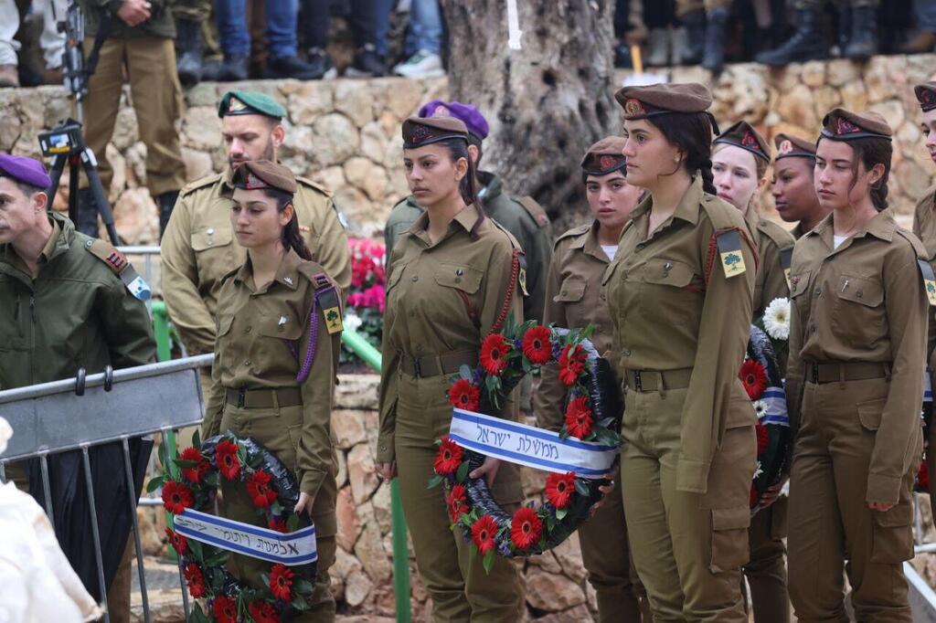 חיילות מניחות זרים לזכרו של סא"ל גרינברג (צילום: אלכס קולומויסקי) הלווייתו של סא"ל תומר גרינברג ז"ל