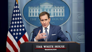 דובר המועצה לביטחון לאומי עם דיסקית החטופים