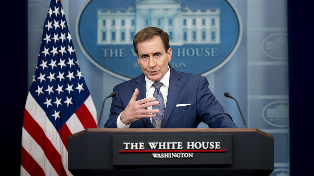 White House national security communications adviser John Kirby (Photo: AP/ Andrew Harnik) דובר המועצה לביטחון לאומי עם דיסקית החטופים