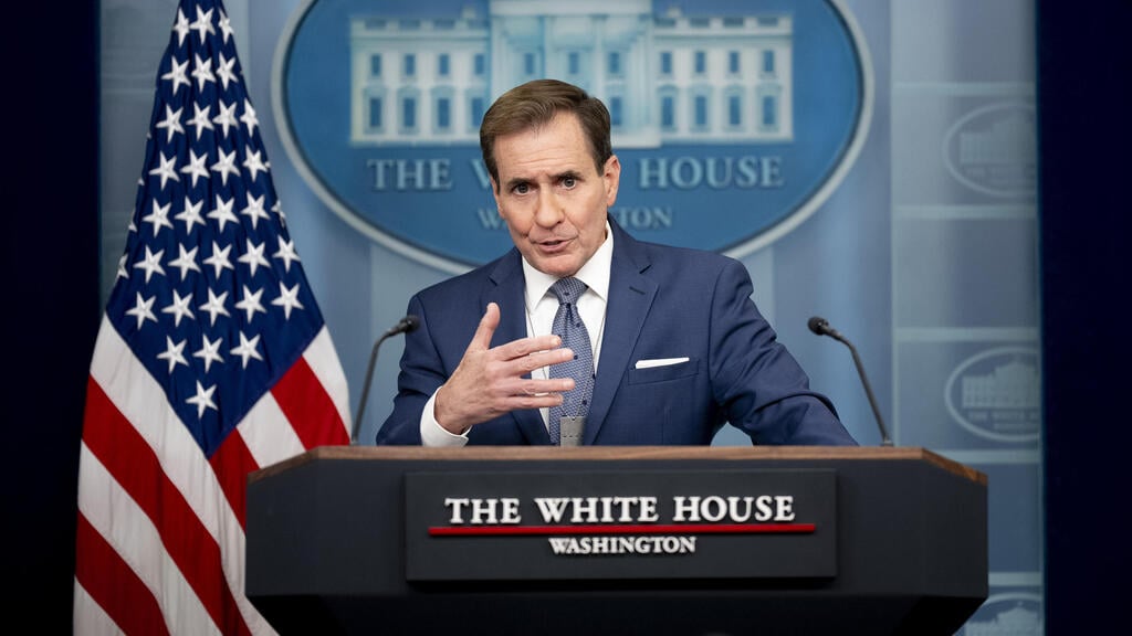 National Security Council spokesman John Kirby (Photo: AP /Andrew Harnik) דובר המועצה לביטחון לאומי עם דיסקית החטופים