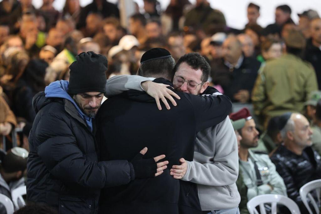 אי אפשר לעצור את הדמעות (צילום: אלכס קולומויסקי) הלווייתו של סא"ל תומר גרינברג ז"ל