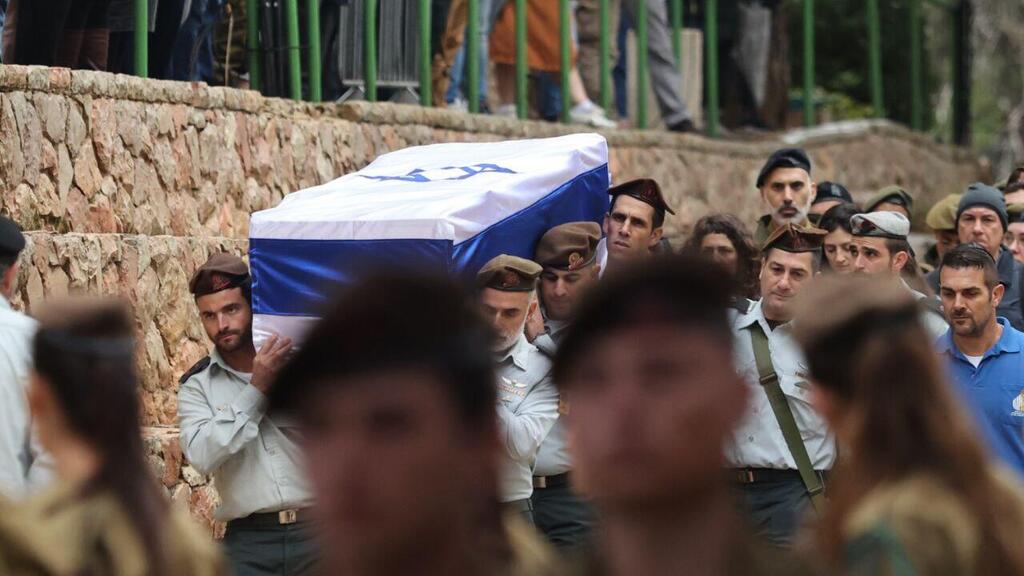 ארונו של סא"ל תומר גרינברג נישא (צילום: אלכס קולומויסקי) הלווייתו של סא"ל תומר גרינברג ז"ל