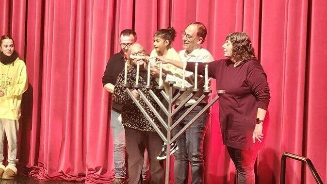 רומי סויסה מדליקה נר שביעי של חנוכה (צילום: אולפני רחובות) רומי סויסה בת ה-6 שהוריה נרצחו ב-7 באוקטובר, מדליקה נר שביעי של חנוכה ברחובות