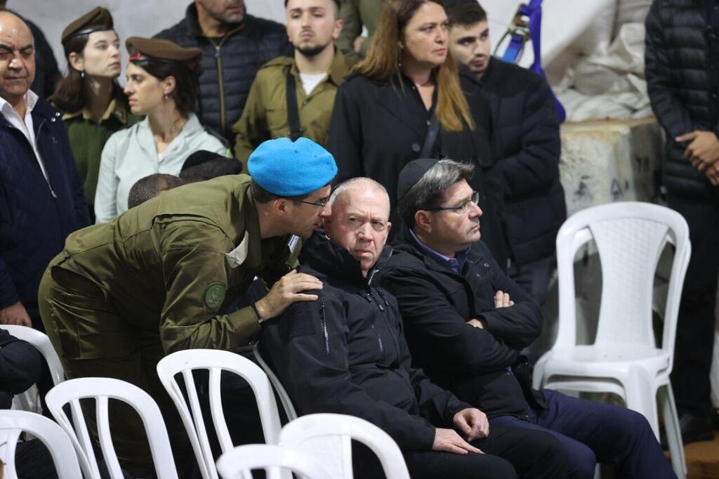 שר הביטחון יואב גלנט ושר המדע אופיר אקוניס בהלוויה (צילום: אלכס קולומויסקי) הלווייתו של סא"ל תומר גרינברג ז"ל