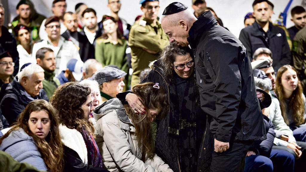 שר הביטחון גלנט מנחם את האם עדינה ואת האלמנה אשירה, אתמול | צילום: אלכס קולמויסקי yk13717007