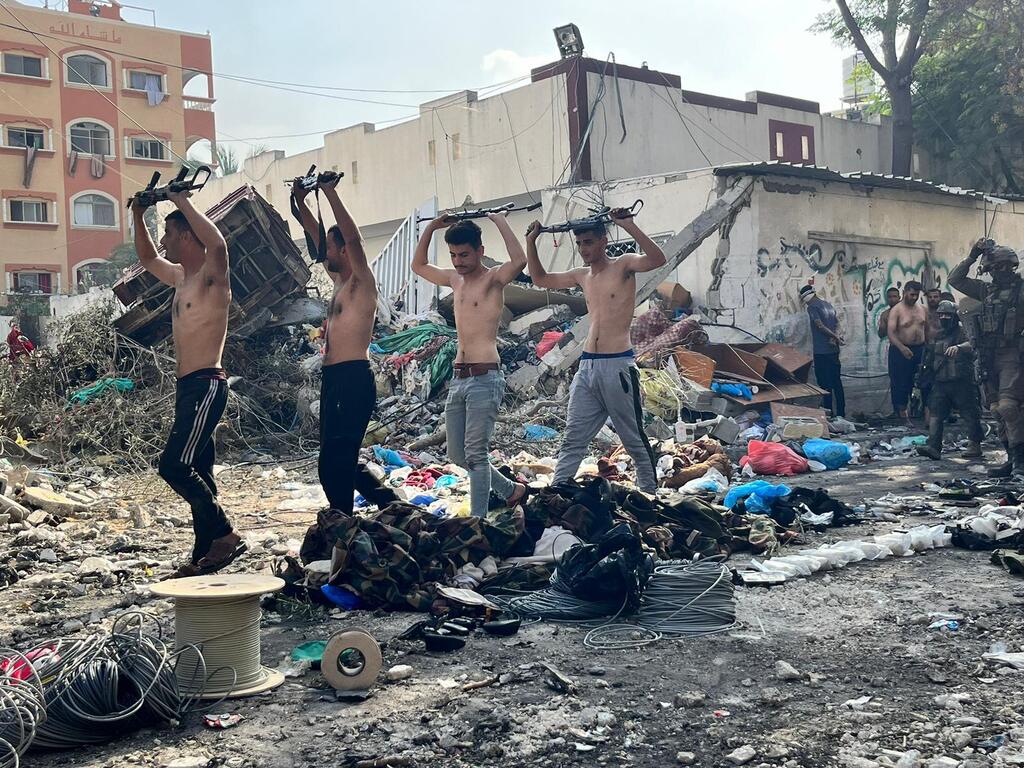 IDF and Shin Bet soldiers detain Hamas terrorists (Photo: IDF Spokesperson's Unit) תיעוד: לוחמי צה"ל ושב"כ עוצרים פעילי טרור שיוצאים מבית החולים ברצועת עזה