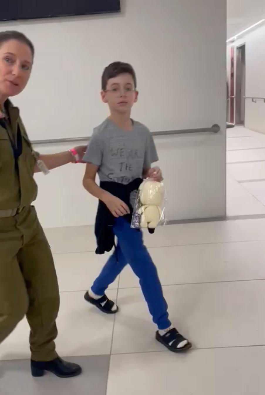 אוהד מונדר שב מהשבי ובידיו הדובי שסגרו עבורו (צילום: דוברות שניידר) הדובי של המדינה לחטופים שחזרו מהשבי