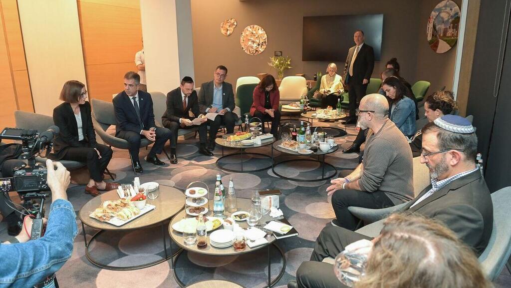  שר החוץ אלי כהן, שר הבריאות אוריאל בוסו, נציגי משפחות החטופים ונשיאת הצלב האדום מיריאנה ספולאריץ'