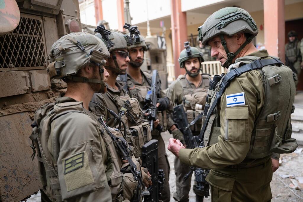 הרמטכ"ל הרצי הלוי בשג'אעיה עם מפקדי חטיבת גולני ואוגדה 36 (צילום: דובר צה"ל) הרמטכ"ל הרצי הלוי בהערכת מצב בשג'עייה עם מפקד אוגדה 36 ומפקד חטיבת גולני