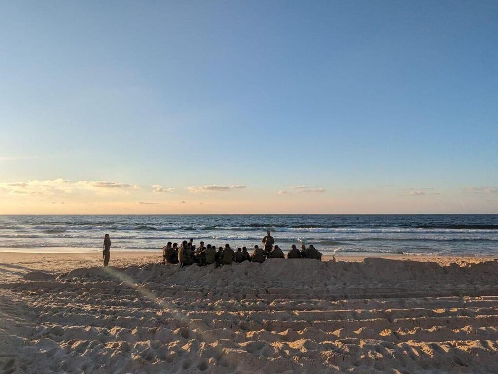 IDF soldiers on a Gaza beach, how can one focus on studies? (Photo: IDF Spokesperson's Unit) גדוד 77 של השריון