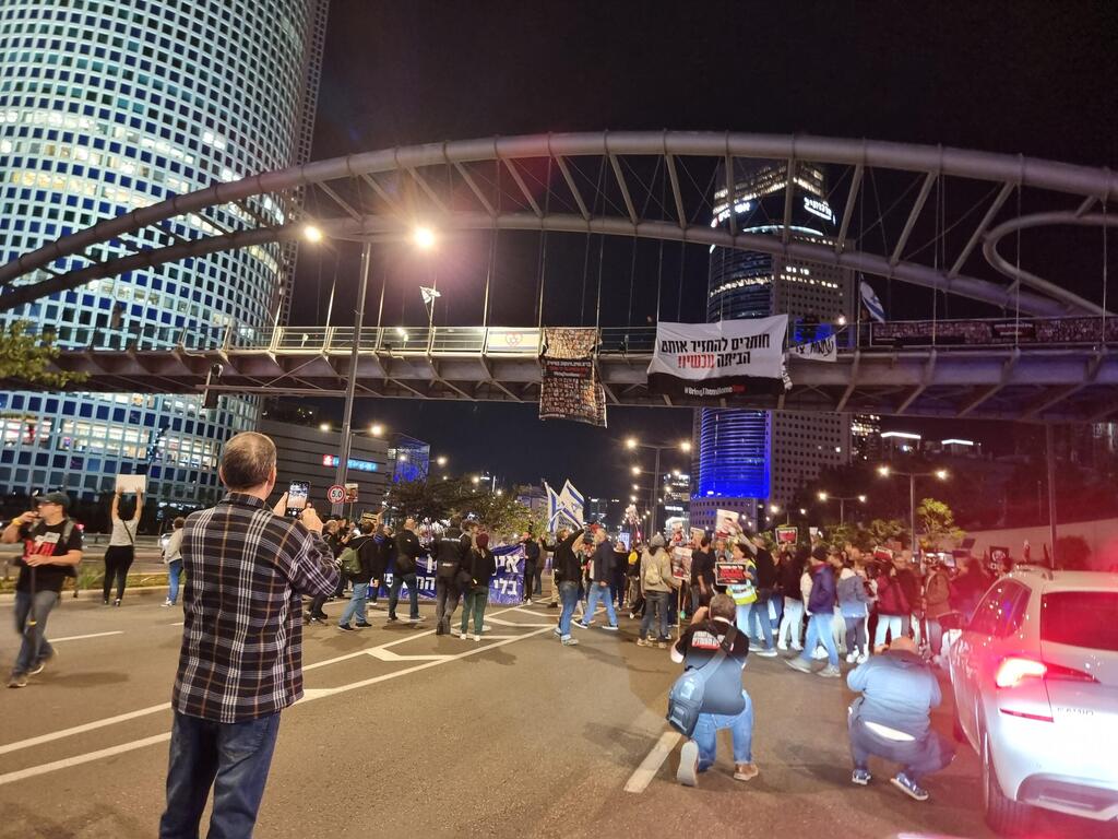 צילום: שמוליק דודפור בעקבות האסון בו חיילים נהרגו בשוגג על ידי כוחות צה"ל, משפחות החטופים מפגינים בקריה בתל אביב בבקשה להסכם להחזרת החטופים