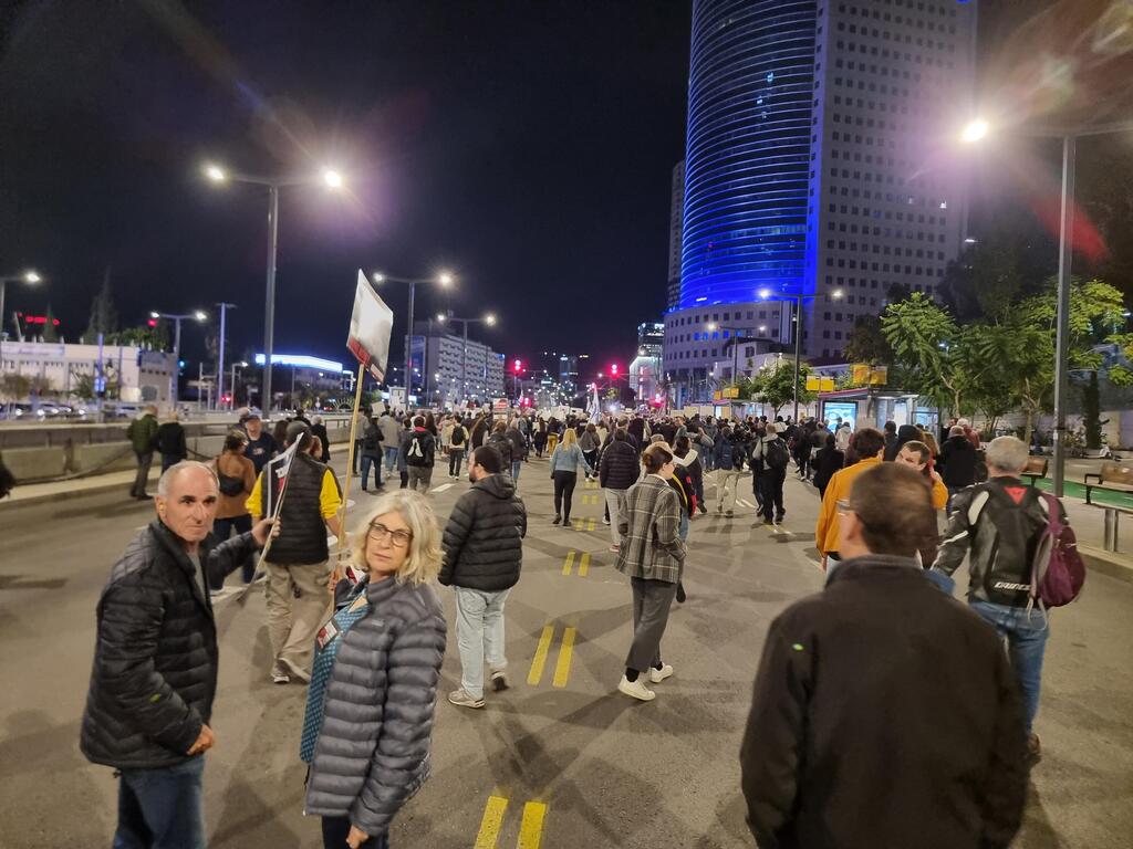 צילום: שמוליק דודפור בעקבות האסון בו חיילים נהרגו בשוגג על ידי כוחות צה"ל, משפחות החטופים מפגינים בקריה בתל אביב בבקשה להסכם להחזרת החטופים