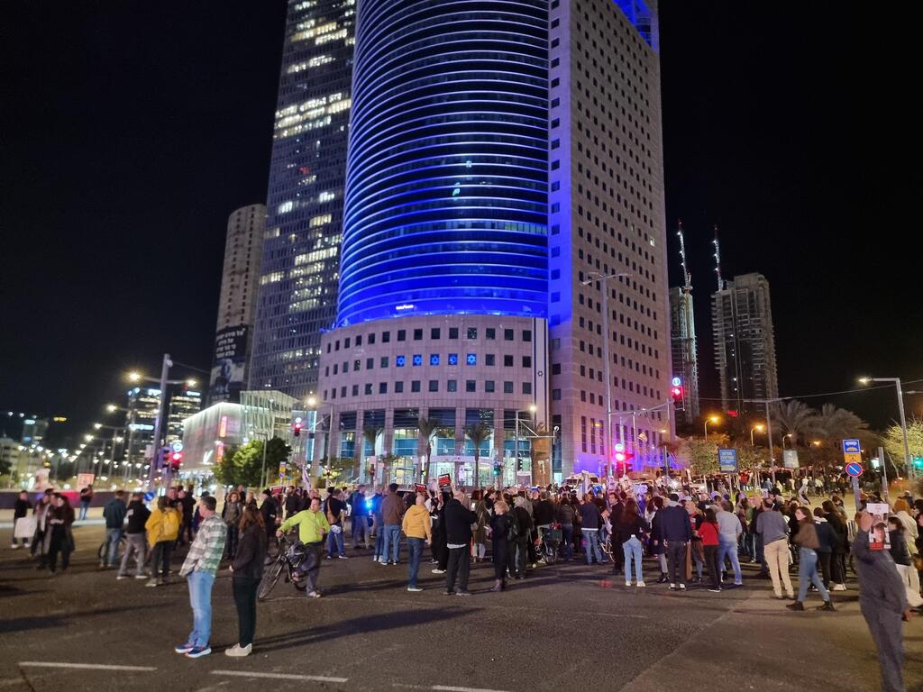 מפגינים בצומת קפלן, אמש (צילום: שמוליק דודפור) צומת קפלן נחסם לתנועה - בעקבות האסון בו חיילים נהרגו בשוגג על ידי כוחות צה"ל, משפחות החטופים מפגינים בקריה בתל אביב בבקשה להסכם להחזרת החטופים