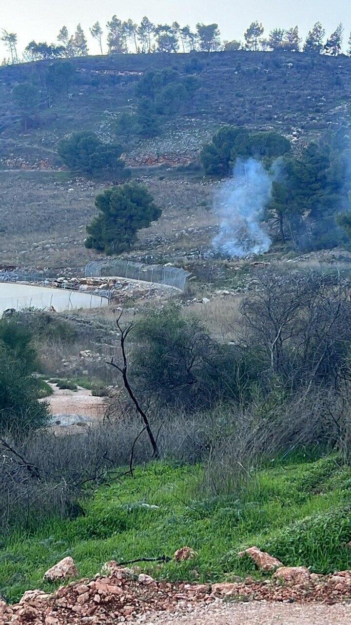 חמש רקטות נפלו בשטחים פתוחים בקריית שמונה (צילום: דוברות עיריית קריית שמונה) נפילת רקטה בסמוך לקריית שמונה
