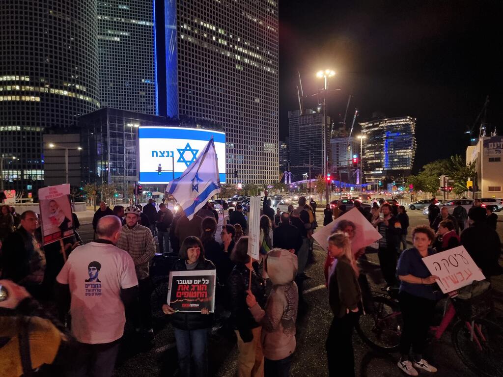 צילום: שמוליק דודפור צומת קפלן נחסם לתנועה - בעקבות האסון בו חיילים נהרגו בשוגג על ידי כוחות צה"ל, משפחות החטופים מפגינים בקריה בתל אביב בבקשה להסכם להחזרת החטופים