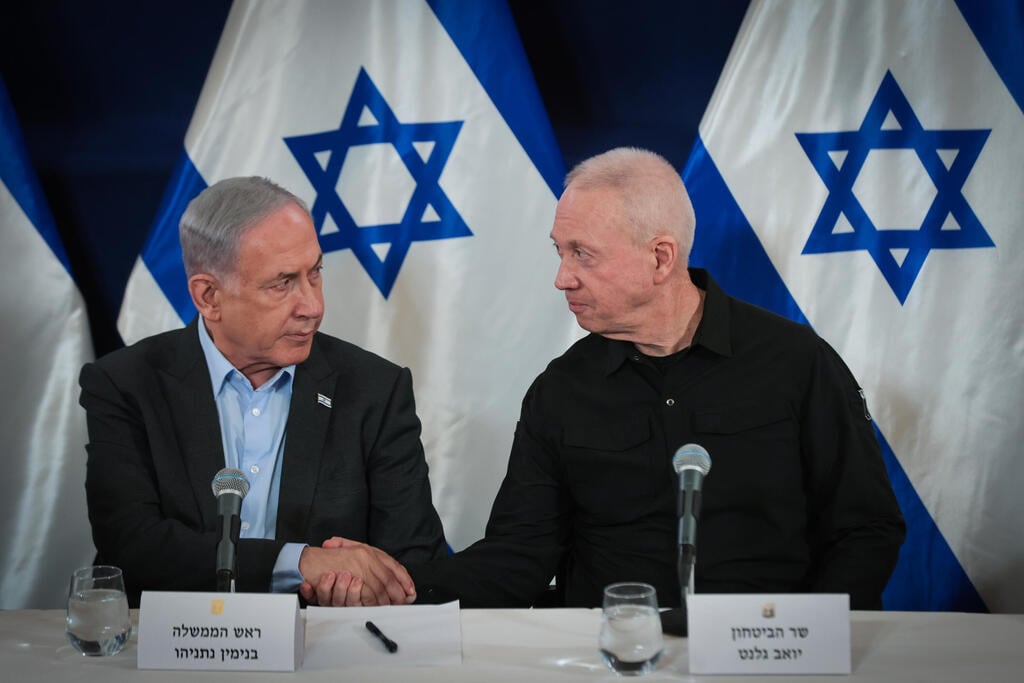 גלנט ונתניהו. "שר הביטחון אמר את הדברים כי הוא מכיר את השיקולים לעומקם" (צילום: נעם ריבקין פנטון) בנימין נתניהו, יואב גלנט ובני גנץ