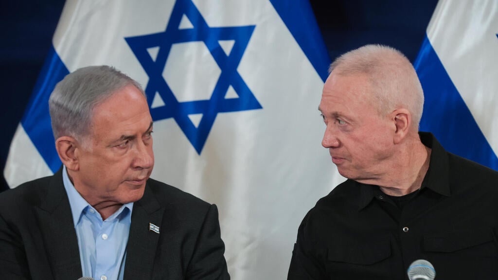 שר הביטחון יואב גלנט וראש הממשלה בנימין נתניהו. תשומת הלב נגזלת (צילום: נעם ריבקין פנטון) בנימין נתניהו, יואב גלנט ובני גנץ