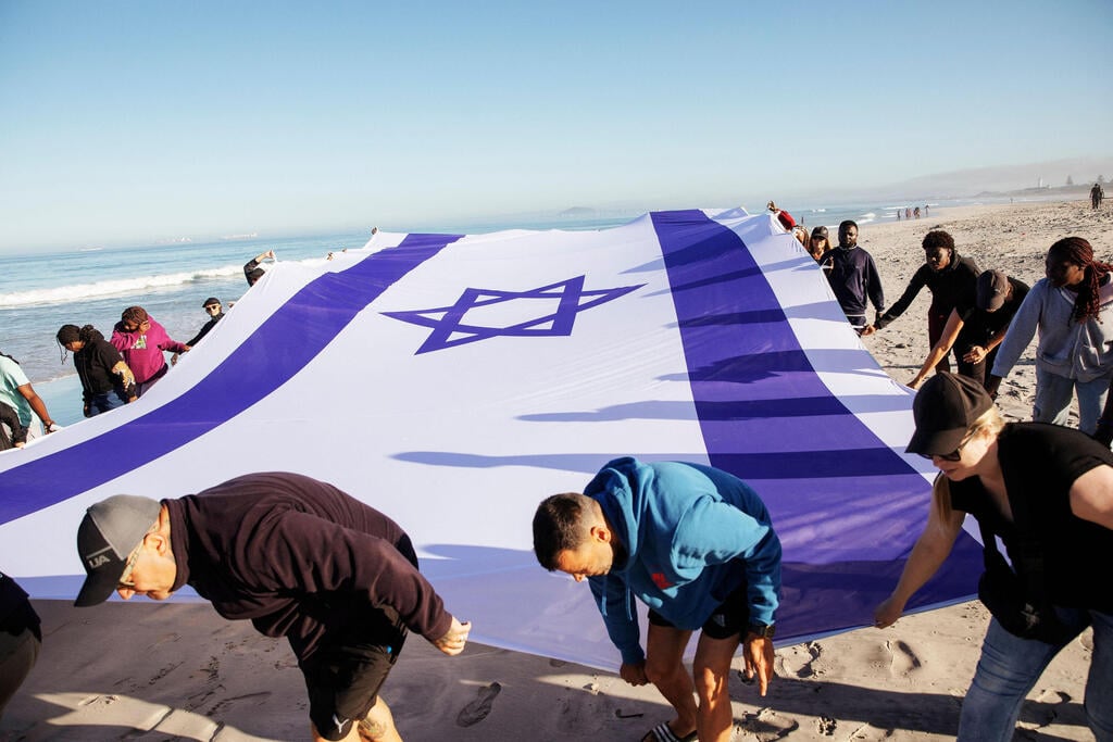 Pro-Israel demonstration in Cape Town (Photo: STRINGER / AFP) מפגן תמיכה בישראל בקייפטאון, דרום אפריקה