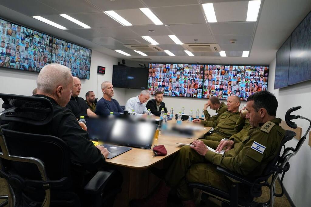 ראש המוסד וראש השב"כ באחת הישיבות אצל גלנט. נתניהו הנחה להפסיק להשתתף (צילום: אריאל חרמוני, משרד הביטחון) ישיבה אצל גלנט בנושא המאמצים להחזרת החטופים