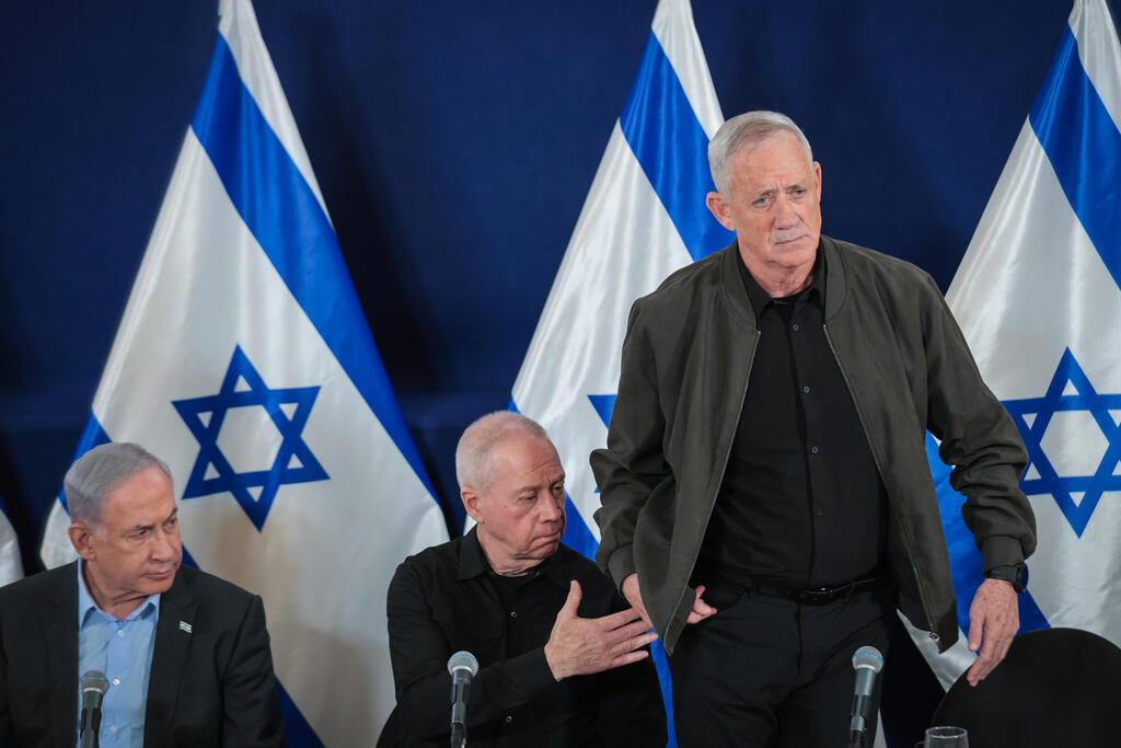 השרים גנץ וגלנט עם ראש הממשלה נתניהו (צילום: נעם ריבקין פנטון) בנימין נתניהו, יואב גלנט ובני גנץ