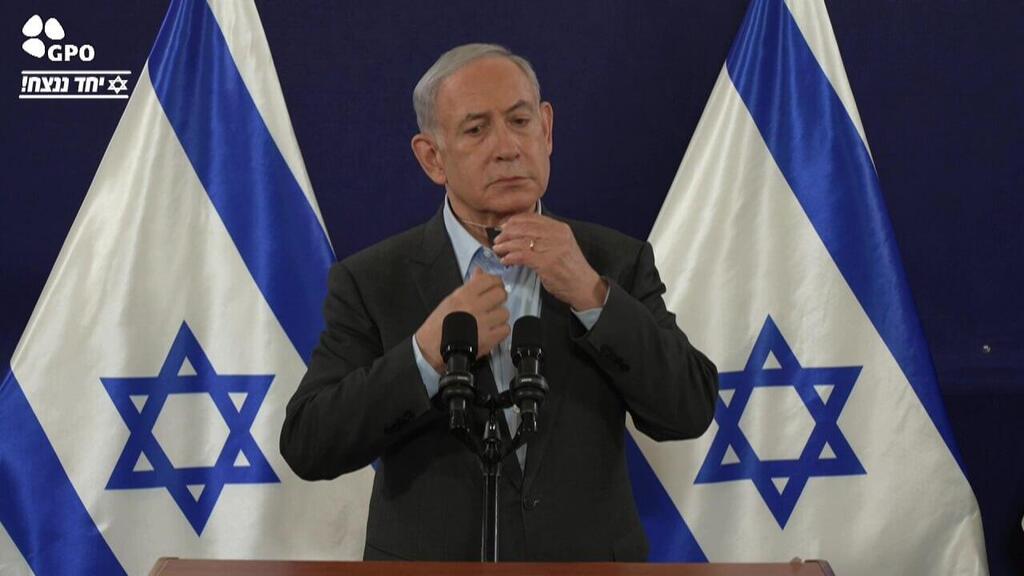 בנימין נתניהו עם דיסקית החטופים