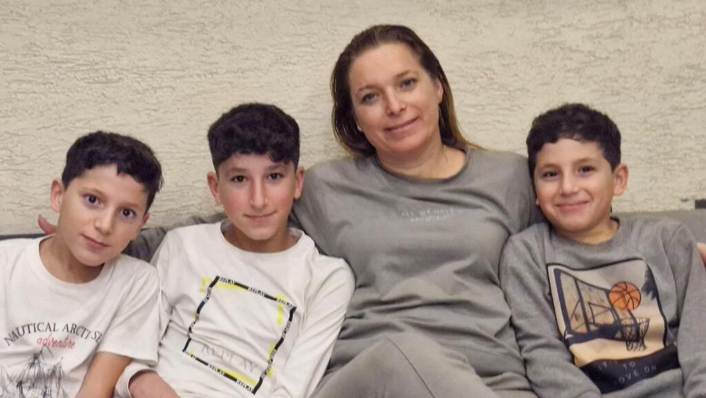 "בניסיון נואש לייצר יציבות הם לומדים בזום, אך אין בזה תועלת". אתי איטח ושלושה מילדיה אתי איטח ושלושה מילדיה שלומדים במערכת החינוך