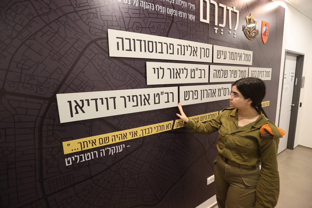 "עשה לי טוב לבוא לפה, להבין שהכול בסדר, שאנשים חזרו". סמלת ס' (צילום: גדי קבלו) ס', סמבצי"ת ששרדה את הטבח בבסיס אורים וסייעה לקצינה עדן, חזרה לבסיס לסיים שירות מלא