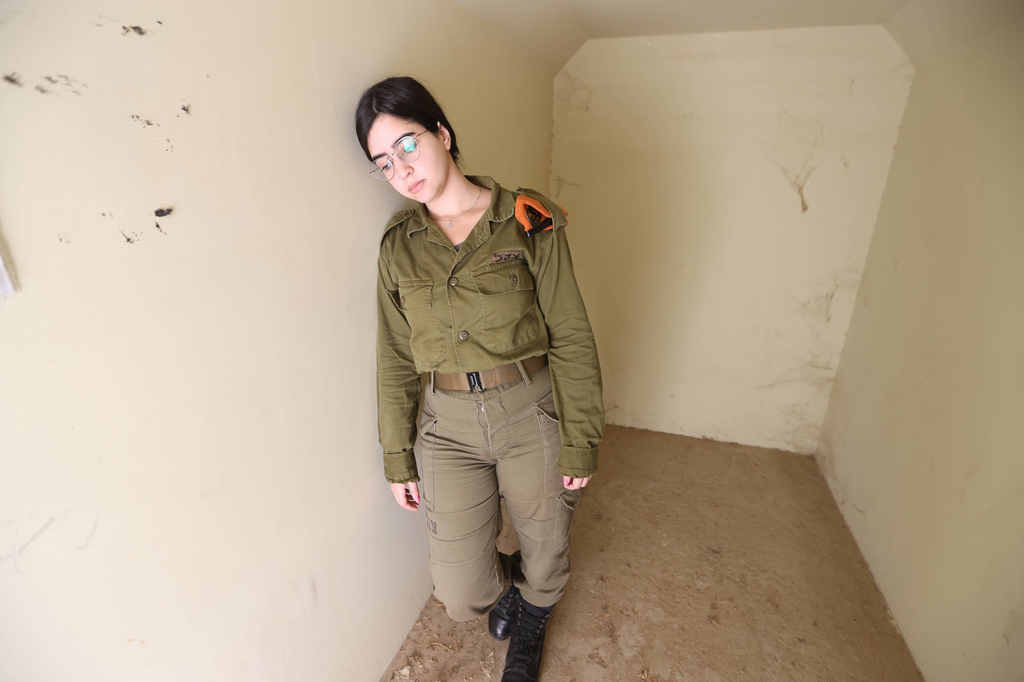 "הם הפכו פה הכול בחמ"ל, ואז נהיה שקט". סמלת ס' (צילום: גדי קבלו) ס', סמבצי"ת ששרדה את הטבח בבסיס אורים וסייעה לקצינה עדן, חזרה לבסיס לסיים שירות מלא