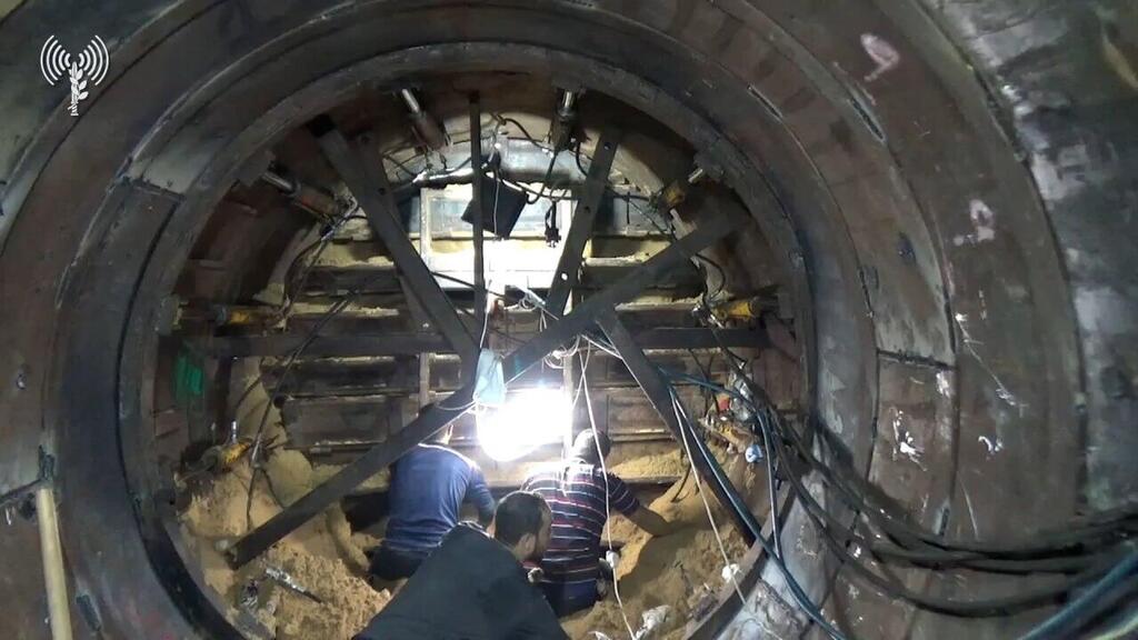 מחבלי חמאס במהלך חפירות המנהרה (צילום: דובר צה"ל ) תיעוד: חשיפת מנהרת הטרור הגדולה ביותר ברצועת עזה