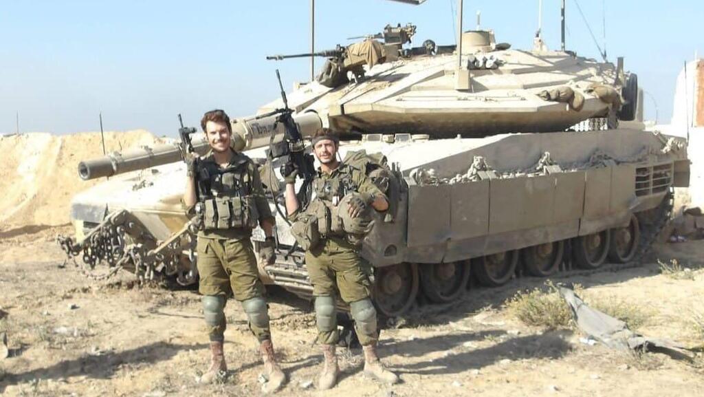 נתן ובן נפגשים בשדה הקרב בעזה (צילום: דובר צה"ל ) בן ונתן אחים וחיילים בודדים בזמן הפעולות בשטח