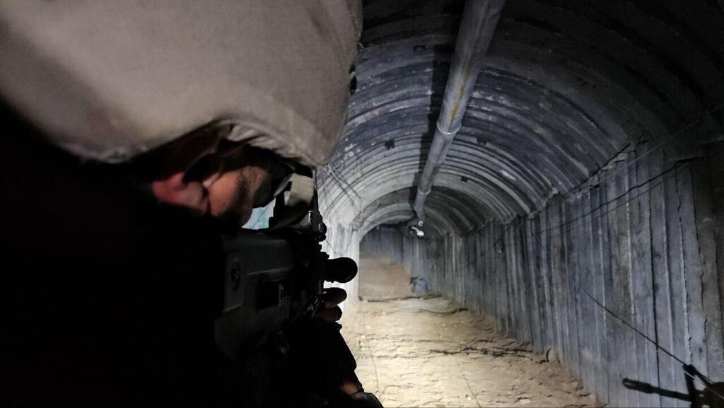 בתוך המנהרה העצומה (צילום: יואב זיתון) חשיפת מנהרת הטרור הגדולה ביותר ברצועת עזה