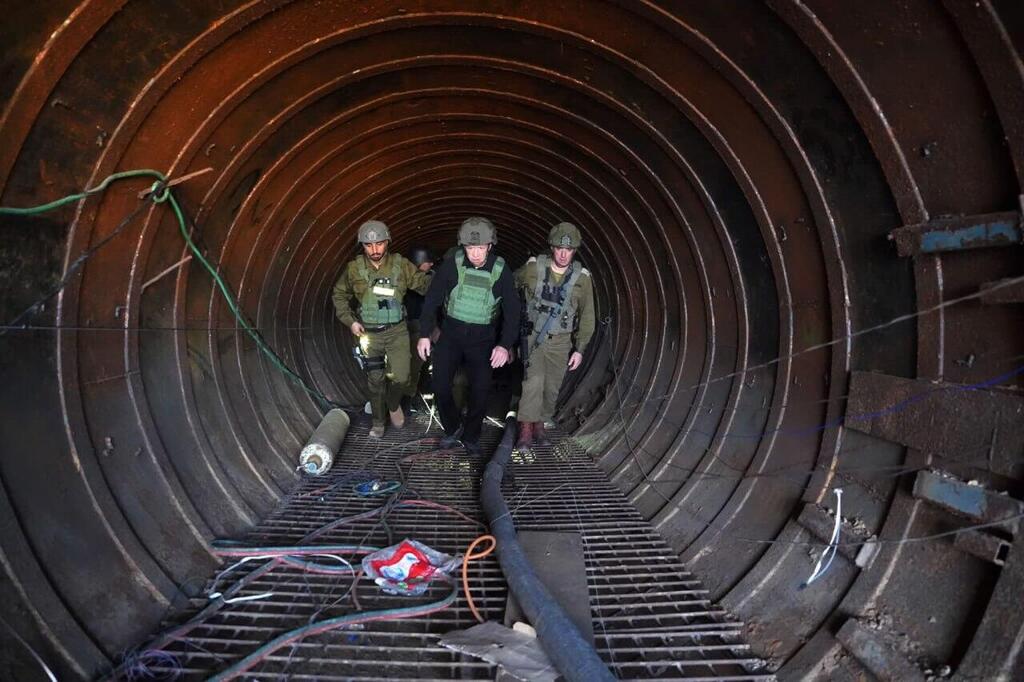 שר הביטחון גלנט במנהרה (צילום: אריאל חרמוני, משרד הביטחון) יואב גלנט בסיור במנהרת הטרור שחשפו כוחות צה"ל סמוך למעבר ארז
