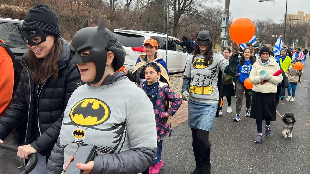 The Philadelphia 'Batman march' צעדת "באטמן" בפילדלפיה, כמחווה לאריאל ביבס