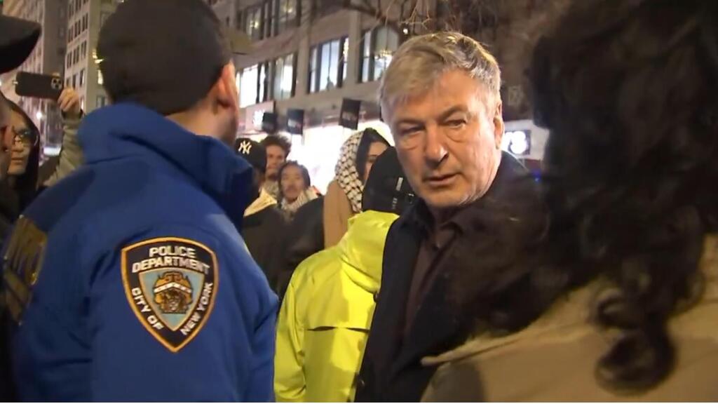 Alec Baldwin in Palestinian protest in New York (Photo: via X) אלק בולדווין מתעמת עם מפגינים פרו-פלסטיניים בניו יורק
