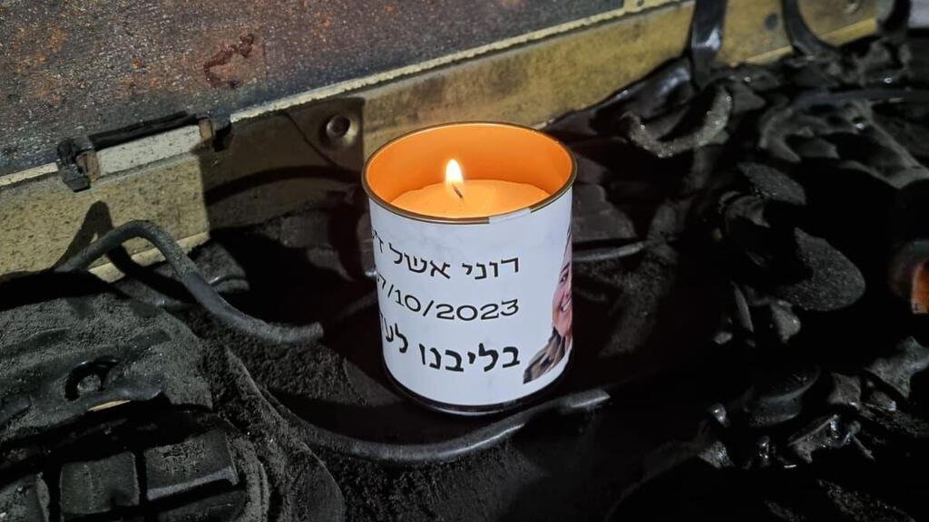 Lighting a candle in Roni's memory (Photo: Eyal Eshel) חמ"ל התצפיתניות השרוף בנחל עוז