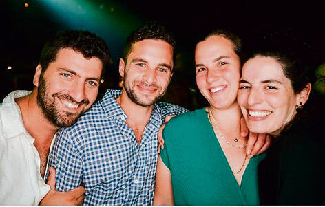 "חברות שלא תלויה בזמן ובמקום". אמיר סקורי ז"ל, דניאל בן הרוש ז"ל (משמאל), והרעיות הדר ויונה yk13724743