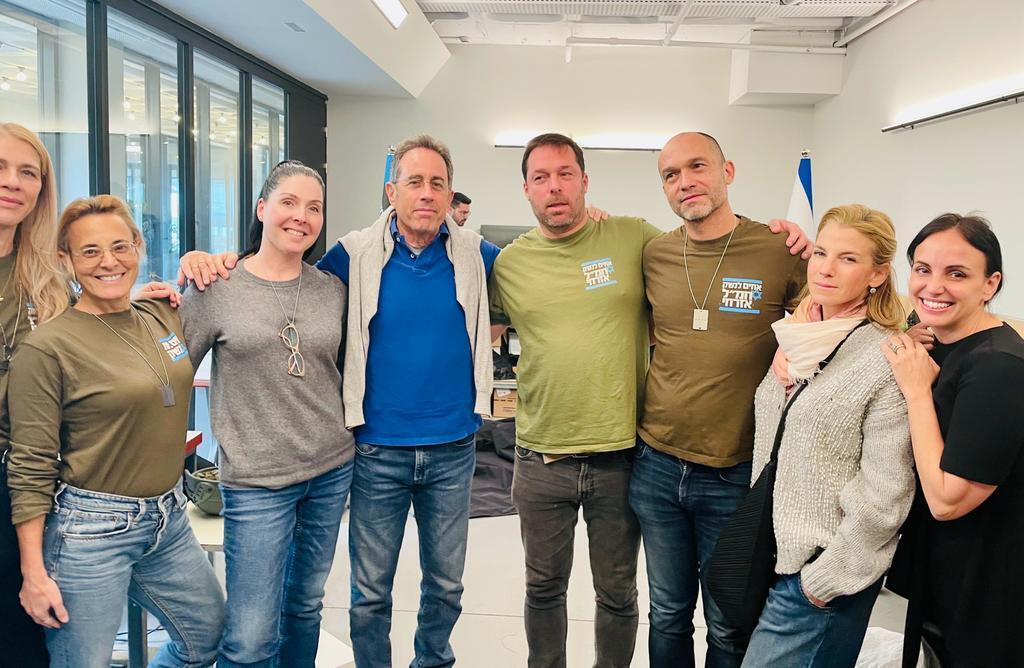 ג'רי סיינפלד ג'סיקה סיינפלד מטה אחים לנשק