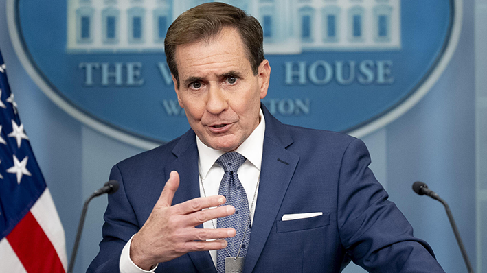 John Kirby (Photo: AP Photo/Andrew Harnik) דובר המועצה לביטחון לאומי עם דיסקית החטופים