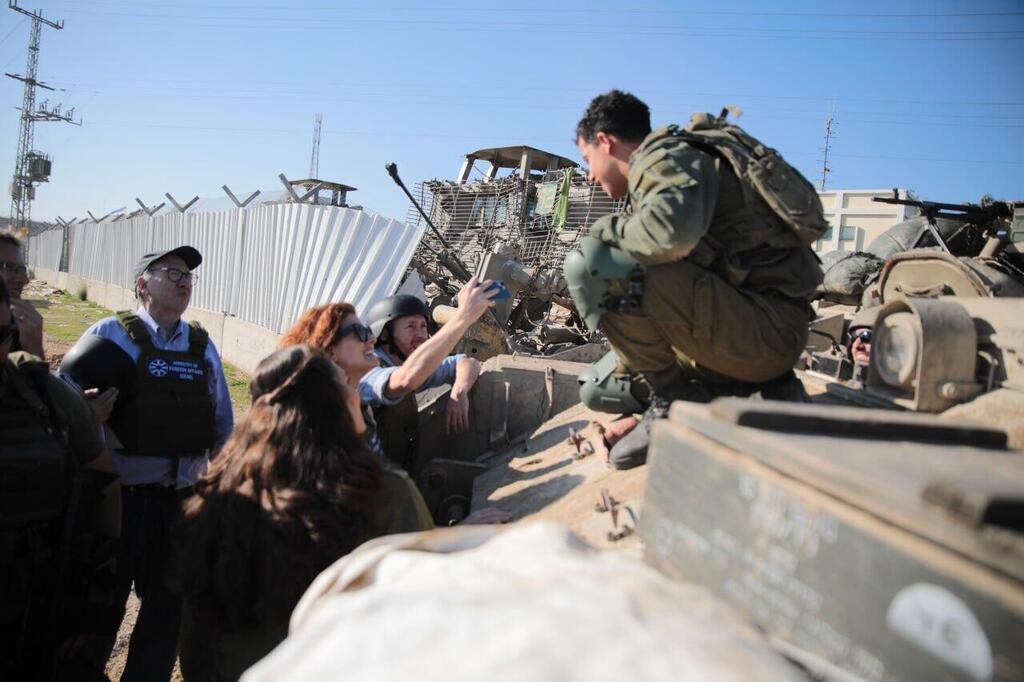 אומרת תודה לחיילים (צילום: משה מזרחי) דברה מסינג