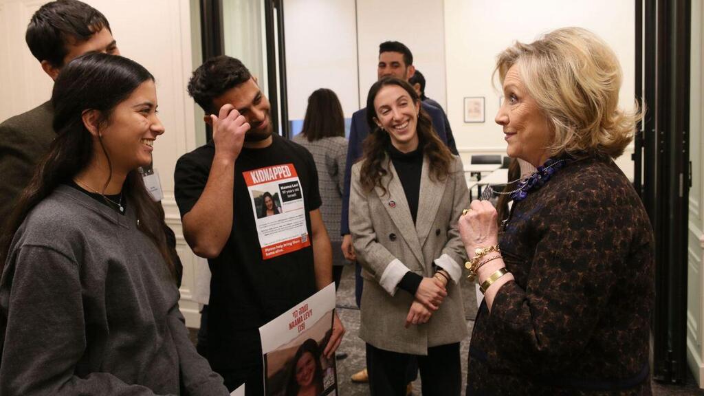 Hillary Clinton shows her dog tag calling for hostages' return in meeting with hostage family members (Photo: Roy Bushi) משלחת החטופים הצעירה שכוללת את אחיהם וילדהם של החטופים בשבי החמאס נפגשה עם מזכירת המדינה לשעבר הילארי קלינטון