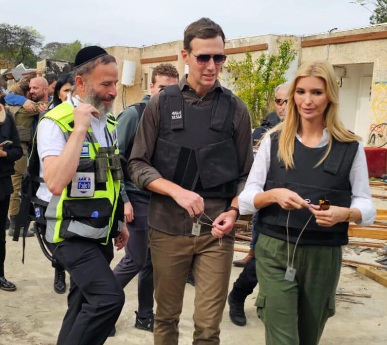 קיבלו את דסקית החטופים (צילום: זק"א) איוונקה טראמפ ג'ארד קושנר