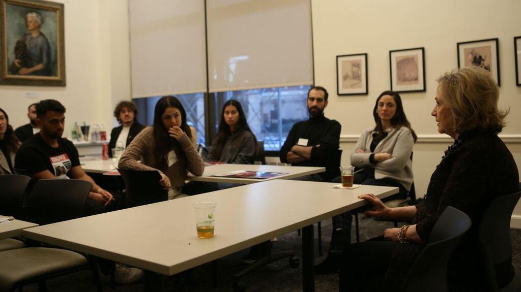 Hillary Clinton speaks with siblings and children of Israelis held hostage in Gaza at Columbia University (Photo Roy Bushi) משלחת החטופים הצעירה שכוללת את אחיהם וילדהם של החטופים בשבי החמאס נפגשה עם מזכירת המדינה לשעבר הילארי קלינטון