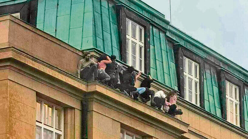 תמונות האימה. סטודנטים מסתתרים מחוץ לחלון | צילום מטוויטר yk13727785