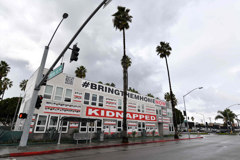 Mural calling for release of Israeli hostages held in Gaza, in Culver City, California (Photo: Chris DELMAS / AFP) הזדהות למען השבת החטופים חטופים נעדרים שבויים שבי ארגון טרור חמאס מלחמה מלחמת חרבות ברזל